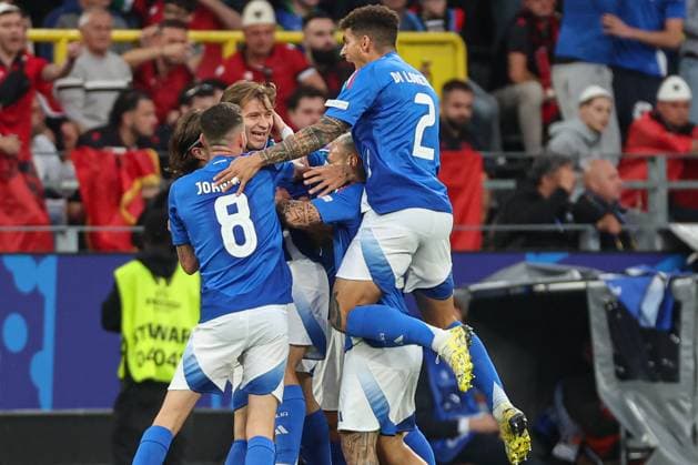 EM 2024: Italien - Albanien am 15.06.2024 im Signal Iduna Park in Dortmund Jubel, Torjubel, Torschuetze, Torschütze Nicolo Barella (Italien 18) jubelt nach seinem Tor zum 2 zu 1 mit der Mannschaft u.a. mit Jorge Luiz Frello Filho Jorginho (Italien 8) und Giovanni Di Lorenzo (Italien 2)