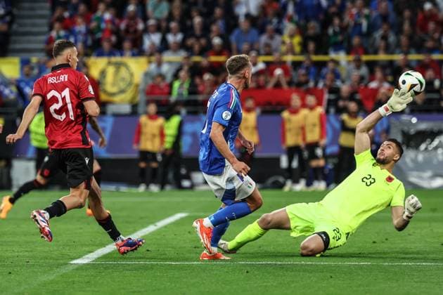 (240616) -- DORTMUND, June 16, 2024 -- Davide Frattesi (C) of Italy shoots during the UEFA EURO, EM, Europameisterschaft,Fussball 2024 Group B match between Italy and Albania in Dortmund, Germany on June 15, 2024. ) (SP)GERMANY-DORTMUND-FOOTBALL-EURO 2024-ITALY VS ALBANIA PanxYulong 