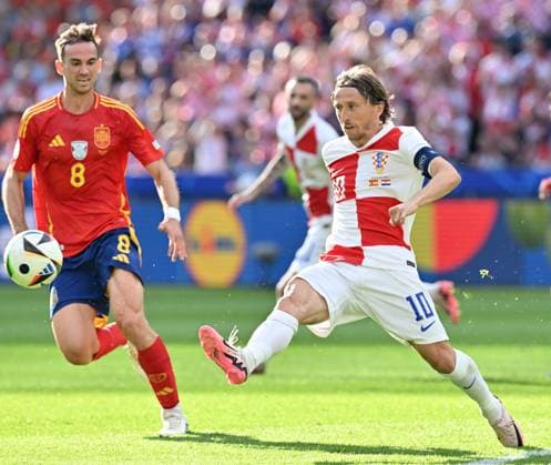 (240616) -- BERLIN, June 16, 2024 -- Luka Modric (R) of Croatia vies for the ball during the UEFA EURO, EM, Europameisterschaft,Fussball 2024 Group B match between Spain and Croatia in Berlin, Germany on June 15, 2024. ) (SP)GERMANY-BERLIN-FOOTBALL-EURO 2024-SPAIN VS CROATIA RenxPengfei 