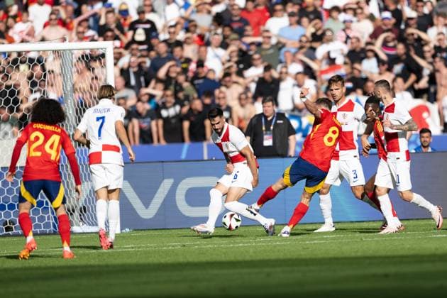 (240616) -- BERLIN, June 16, 2024 -- Fabian Ruiz (4th R) of Spain shoots to score during the UEFA EURO, EM, Europameisterschaft,Fussball 2024 Group B match between Spain and Croatia in Berlin, Germany on June 15, 2024. ) (SP)GERMANY-BERLIN-FOOTBALL-EURO 2024-SPAIN VS CROATIA XiaoxYijiu 