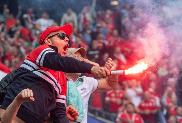 Fussball, Herren, Saison 2023 24, Euro 2024 Gruppe A (1. Spieltag) in Köln, Ungarn - Schweiz, ungarische Fans zündeten nach dem Tor zum 1:2 Pyrotechnik, 15.06. 2024, Copyright: xSebastianxRäppold MatthiasxKochx