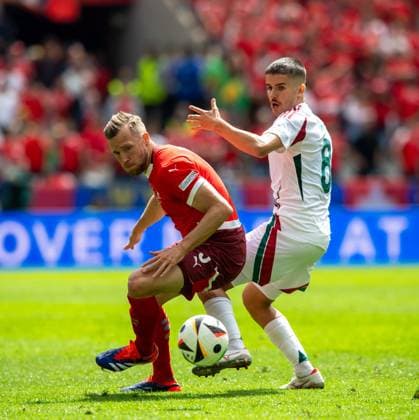 Fussball, Herren, Saison 2023 24, Euro 2024 Gruppe A (1. Spieltag) in Köln, Ungarn - Schweiz, v. l. Silvan Widmer (Schweiz), Adam Nagy (Ungarn), 15.06. 2024, Copyright: xSebastianxRäppold MatthiasxKochx