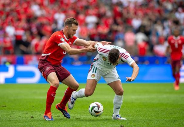 Fussball, Herren, Saison 2023 24, Euro 2024 Gruppe A (1. Spieltag) in Köln, Ungarn - Schweiz, v. l. Silvan Widmer (Schweiz), Milos Kerkez (Ungarn), 15.06. 2024, Copyright: xSebastianxRäppold MatthiasxKochx