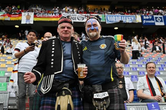 Schottische Fans feiern auf der Tribüne 14.06.2024, Fussball Europameisterschaft 2024, Vorrunde, 1. Spieltag Deutschland - Schottland 5:1 Muenchen Allianz Arena Bayern Deutschland *** Scottish fans celebrate in the stands 14 06 2024, European Football Championship 2024, Preliminary round, 1 Matchday Germany Scotland 5 1 Munich Allianz Arena Bayern Germany Team2