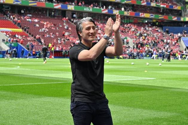 Trainer Murat Yakin (Schweiz) feierte schon vor dem Spiel mit den Fans 15.06.2024, Fussball Europameisterschaft 2024, Vorrunde, 1. Spieltag Ungarn - Schweiz 1:3 Koeln Rhein Energie Stadion Nordrhein Westfalen Deutschland