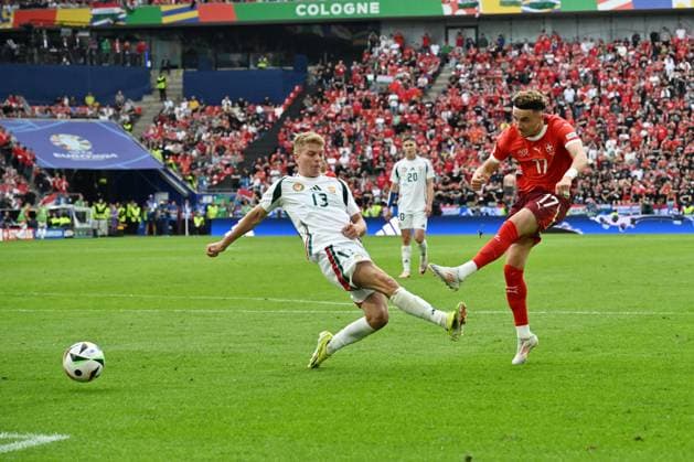 Ruben Vargas (Schweiz), Andras Schäfer (Ungarn) 15.06.2024, Fussball Europameisterschaft 2024, Vorrunde, 1. Spieltag Ungarn - Schweiz 1:3 Koeln Rhein Energie Stadion Nordrhein Westfalen Deutschland