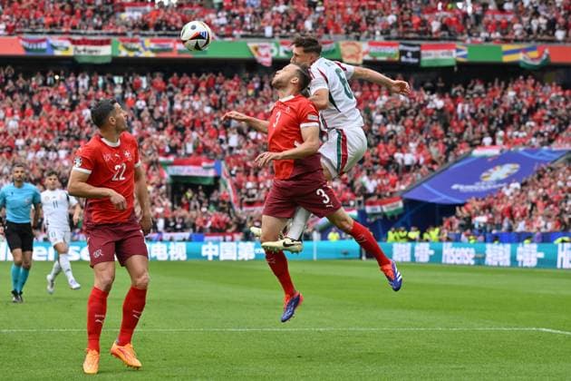 Willi Orban (Ungarn), Willi Orban, re., gegen Silvan Widmer (Schweiz), links Fabian Schär (Schweiz) 15.06.2024, Fussball Europameisterschaft 2024, Vorrunde, 1. Spieltag Ungarn - Schweiz 1:3 Koeln Rhein Energie Stadion Nordrhein Westfalen Deutschland