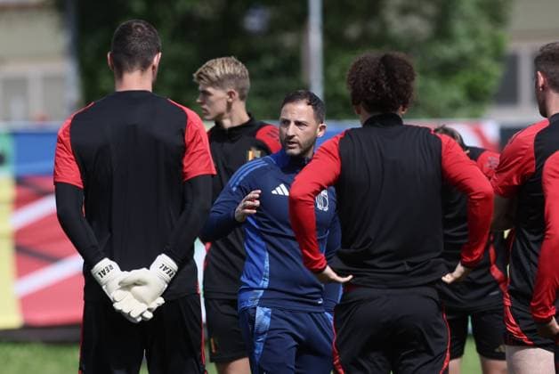 EURO 2024, Nationalteam Belgien, Training Belgium s head coach Domenico Tedesco (C) talks to his players at a training session of Belgian national soccer team Red Devils, Sunday 16 June 2024 at their base camp in Freiberg am Neckar, Germany, in preparation of the UEFA EURO, EM, Europameisterschaft,Fussball 2024 European Soccer Championships. The Red Devils play in Group E at the Euro 2024 European Championships in Germany. BRUNOxFAHY  x94656539x