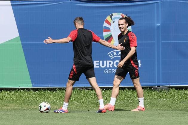 EURO 2024, Nationalteam Belgien, Training Belgium s Arthur Theate (R) pictured during a training session of Belgian national soccer team Red Devils, Sunday 16 June 2024 at their base camp in Freiberg am Neckar, Germany, in preparation of the UEFA EURO, EM, Europameisterschaft,Fussball 2024 European Soccer Championships. The Red Devils play in Group E at the Euro 2024 European Championships in Germany. BRUNOxFAHY  x94656978x