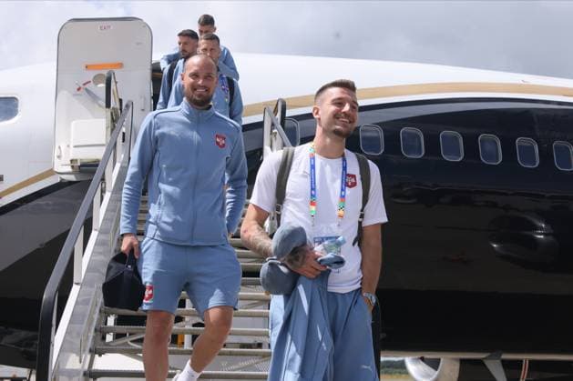 SERBIA FOOTBALL TEAM SERGEJ MILINKOVIC SAVIC i PREDRAG RAJKOVIC golman fudbalera reprezentacije Srbije dolazak pred utakmicu UEFA Evropskog prvenstva 2024 godine protiv Engleske aerodrom Minster Osnabrik, Minster 15.06.2024. godine Foto: Fudbal, Reprezentacija, Srbija, UEFA Evropsko prvenstvo, EURO 2024FOOTBALL, SERBIA, UEFA European Championship, EM, Europameisterschaft EURO 2024 Muenster Muenster Osnabrueck airport Germany Copyright: xMarkoxMetlas xMNxPressx