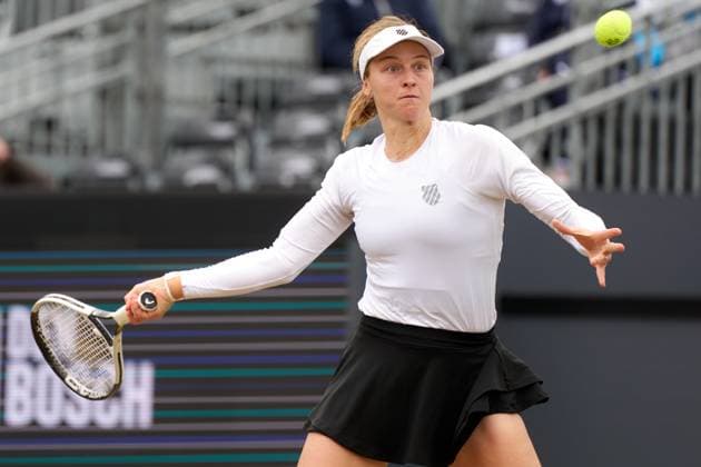 Tennis, WTA-Turnier in s Hertogenbosch Liudmila Samsonova returns a forehand to Ekaterina Alexandrova during the Womens Singles semi-finals match at the Libema Open Grass Court Championships at the Autotron on June 16, 2024 in s-Hertogenbosch, Netherlands (Photo by Camilla Stolen Imago) s-Hertogenbosch Netherlands Copyright: xCamillaxStolenx L2090068