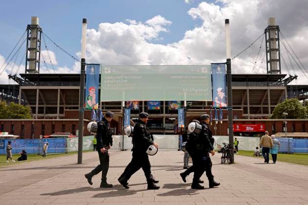 Das Kölner Rhein-Energie-Stadion wird bewacht von Polizisten der Polizei NRW während des Spiels der Vorrunde Ungarn - Schweiz (1:3) bei der Fussball Europameisterschaft 2024. Während der UEFA EURO, EM, Europameisterschaft,Fussball 2024 Fußball-EM ist das Kölner Stadion einer der Austragungsorte und mit UEFA-Fahnen geschmückt, die das Logo der Fußball Europameisterschaft zeigen. (Themenbild, Symbolbild) Köln, 15.06.2024 NRW Deutschland Copyright: xChristophxHardtx