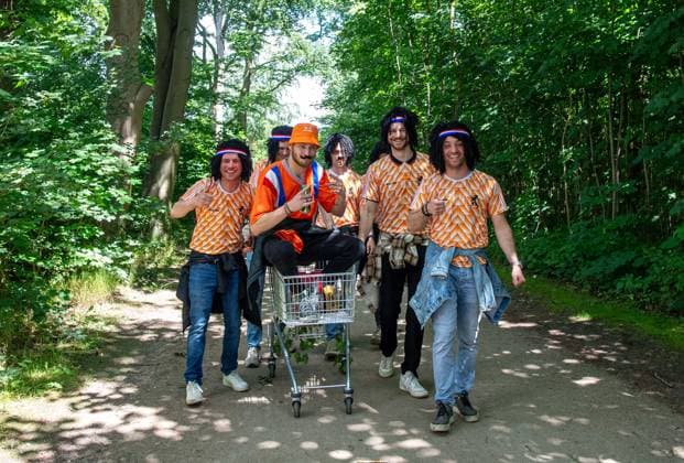 Fussball, Herren, Saison 2023 24, Euro 2024 Gruppe D (1. Spieltag) in Hamburg, Polen - Niederlande, niederländische Fans verkleidet als Ruud Gullit mit Einkaufswagen, 16.06. 2024, Copyright: xSebastianxRäppold MatthiasxKochx
