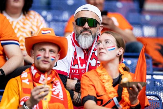 UEFA EURO, EM, Europameisterschaft,Fussball 2024: Polen - Niederlande; 16.06.2024 Fan von Polen sitzt auf dem Hintergrund, Fans von Niederlande sitzen auf dem Vordergrund. UEFA EURO 2024: Polen - Niederlande; Volksparkstadion, Hamburg; 16.06.2024 Copyright: xBEAUTIFULxSPORTS Buriakovx