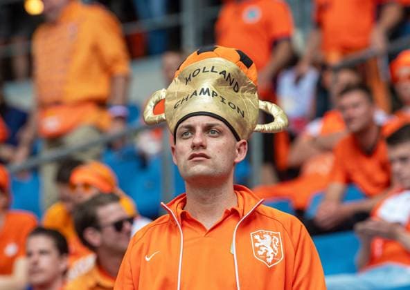 Fussball, Herren, Saison 2023 24, Euro 2024 Gruppe D (1. Spieltag) in Hamburg, Polen - Niederlande, niederländischer Fan mit Pokal als Kopfbedeckung, 16.06. 2024, Copyright: xSebastianxRäppold MatthiasxKochx