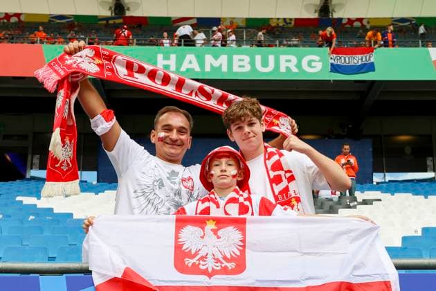 Fans aus Polen haben sich verkleidet und angemalt, UEFA EURO, EM, Europameisterschaft,Fussball 2024 - Group D, Poland vs Netherlands, Volksparkstadion Hamburg, 16.06.2024, Hamburg, Deutschland.