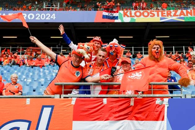 Fans aus den Niederlanden haben sich verkleidet und angemalt, UEFA EURO, EM, Europameisterschaft,Fussball 2024 - Group D, Poland vs Netherlands, Volksparkstadion Hamburg, 16.06.2024, Hamburg, Deutschland.
