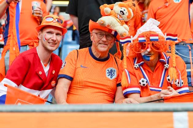 Fans aus den Niederlanden haben sich verkleidet und angemalt, UEFA EURO, EM, Europameisterschaft,Fussball 2024 - Group D, Poland vs Netherlands, Volksparkstadion Hamburg, 16.06.2024, Hamburg, Deutschland.