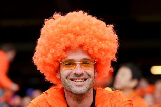 Ein Fan aus den Niederlanden hat sich eine Peruecke in orange aufgesetzt, UEFA EURO, EM, Europameisterschaft,Fussball 2024 - Group D, Poland vs Netherlands, Volksparkstadion Hamburg, 16.06.2024, Hamburg, Deutschland.