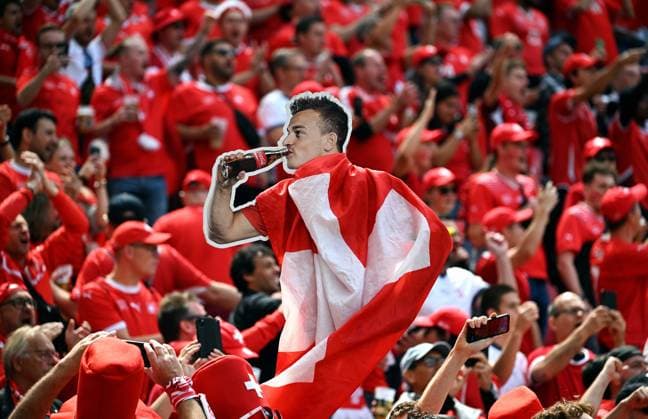 Fussball, Europameisterschaft, EURO 2024, Gruppe A, Rhein-Energie Stadion Köln: Ungarn - Schweiz 3:1; Schweizer Fans mit Werbeplakat von Xherdan Shaqiri (SUI). Fan, Fans, Fankultur, Begeisterung.