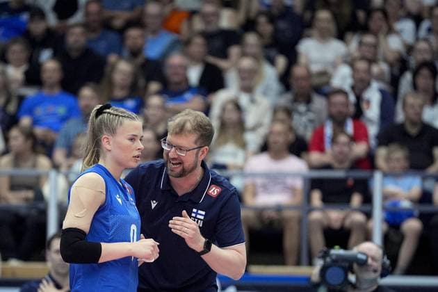 Volleyball, Frauen, CEV European Silver League, Finale, Finnland - Portugal Head coach Nikolas Buser (R) of Finland gives instructions to Ada Aronen during the 2024 CEV Women s Volleyball European Silver League final match between Finland and Portugal in Tampere, Finland, on June 16, 2024. Tampere Finland LKFTVX20240616154918QEOB  Copyright: xKallexParkkinenx LKFTVX20240616154918QEOB