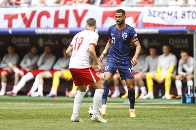 HAMBURG, Volkspark Stadium ,16-06-2024 , European Football Championship Euro2024, Group stage match no.7 between Poland and Netherlands. (L-R) Poland player Przemyslaw Frankowski, Netherlands player Cody Gakpo Poland - Netherlands (Euro2024)  x25505766x Copyright: