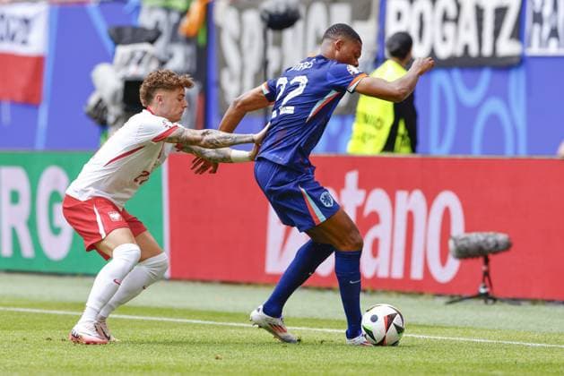 HAMBURG, Volkspark Stadium ,16-06-2024 , European Football Championship Euro2024, Group stage match no.7 between Poland and Netherlands. (L-R) Poland player Nicola Zalewski, Netherlands player Denzel Duimfries Poland - Netherlands (Euro2024)  x25505798x Copyright:
