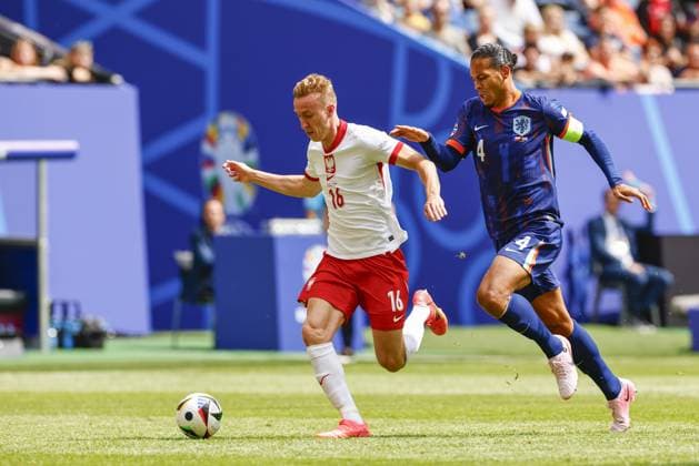 HAMBURG, Volkspark Stadium ,16-06-2024 , European Football Championship Euro2024, Group stage match no.7 between Poland and Netherlands. (L-R) Poland player Adam Buksa, Netherlands player Virgil van Dijk Poland - Netherlands (Euro2024)  x25505816x Copyright: