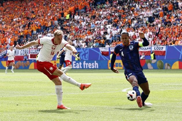 HAMBURG - (l-r) Adam Buksa of Poland, Virgil van Dijk of Holland during the UEFA EURO, EM, Europameisterschaft,Fussball 2024 group D match between Poland and the Netherlands at the Volksparkstadion on June 16, 2024 in Hamburg, Germany. ANP MAURICE VAN STEEN UEFA EURO 2024 2024 xVIxANPxSportx xxANPxIVx 501232659 originalFilename: 501232659.jpg