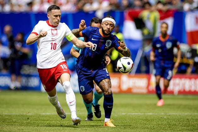 HAMBURG - Memphis Depay of Holland and Piotr Zielinski of Poland (l-r) during the UEFA EURO, EM, Europameisterschaft,Fussball 2024 group D match between Poland and the Netherlands at Volksparkstadion on June 16, 2024 in Hamburg, Germany. ANP KOEN VAN WEEL UEFA EURO 2024 2024 xVIxANPxSportx xxANPxIVx 501232665 originalFilename: 501232665.jpg