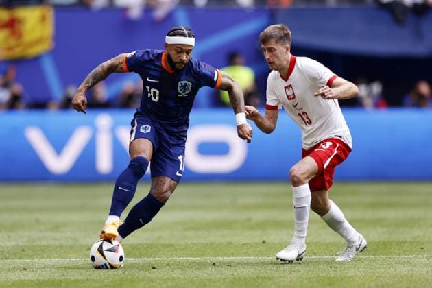 HAMBURG - (l-r) Memphis Depay of Holland, Taras Romanczuk of Poland during the UEFA EURO, EM, Europameisterschaft,Fussball 2024 group D match between Poland and the Netherlands at the Volksparkstadion on June 16, 2024 in Hamburg, Germany. ANP MAURICE VAN STEEN UEFA EURO 2024 2024 xVIxANPxSportx xxANPxIVx 501232784 originalFilename: 501232784.jpg