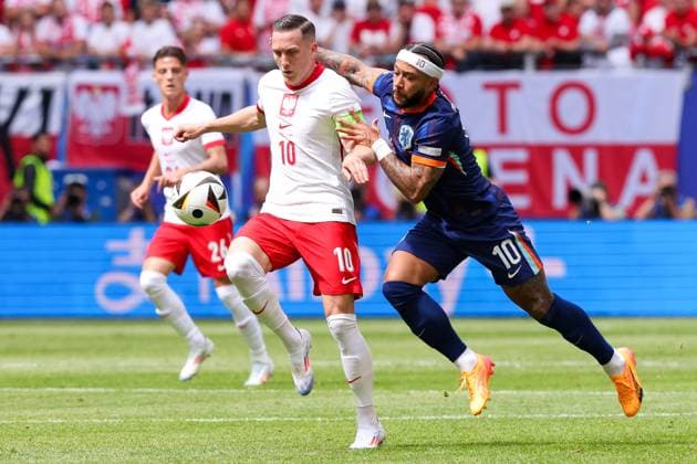 2024-06-16 Poland v Netherlands - Group D - UEFA EURO, EM, Europameisterschaft,Fussball 2024 HAMBURG, GERMANY - JUNE 16: Piotr Zielinski of Poland battles for the ball with Memphis Depay of the Netherlands during the Group D - UEFA EURO 2024 match between Poland and Netherlands at Volksparkstadion on June 16, 2024 in Hamburg, Germany. (Photo by Peter Lous BSR Agency) Hamburg Germany Content not available for redistribution in The Netherlands directly or indirectly through any third parties. Copyright: xBSRxAgencyx