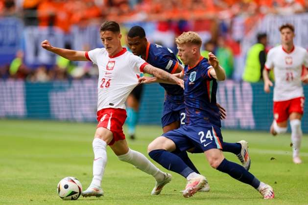 Kacper Urbanski (Poland), Denzel Dumfries (Netherlands) und Jerdy Schouten (Netherlands) kaempfen um den Ball, UEFA EURO, EM, Europameisterschaft,Fussball 2024 - Group D, Poland vs Netherlands, Volksparkstadion Hamburg, 16.06.2024, Hamburg, Deutschland.