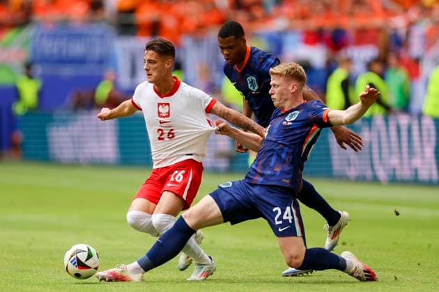 Kacper Urbanski (Poland), Denzel Dumfries (Netherlands) und Jerdy Schouten (Netherlands) kaempfen um den Ball, UEFA EURO, EM, Europameisterschaft,Fussball 2024 - Group D, Poland vs Netherlands, Volksparkstadion Hamburg, 16.06.2024, Hamburg, Deutschland.
