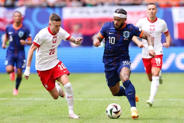 2024-06-16 Poland v Netherlands - Group D - UEFA EURO, EM, Europameisterschaft,Fussball 2024 HAMBURG, GERMANY - JUNE 16: Sebastian Szymanski of Poland battles for the ball with Memphis Depay of the Netherlands during the Group D - UEFA EURO 2024 match between Poland and Netherlands at Volksparkstadion on June 16, 2024 in Hamburg, Germany. (Photo by Peter Lous BSR Agency) Hamburg Germany Content not available for redistribution in The Netherlands directly or indirectly through any third parties. Copyright: xBSRxAgencyx