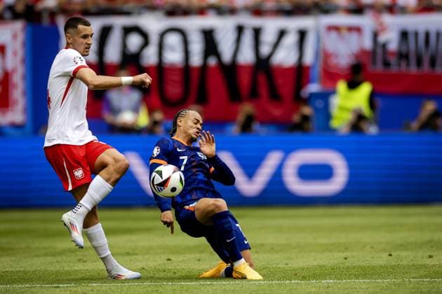 HAMBURG - Jakub Kiwior of Poland and Xavi Simons of Holland (l-r) during the UEFA EURO, EM, Europameisterschaft,Fussball 2024 group D match between Poland and the Netherlands at Volksparkstadion on June 16, 2024 in Hamburg, Germany. ANP KOEN VAN WEEL UEFA EURO 2024 2024 xVIxANPxSportx xxANPxIVx 501232826 originalFilename: 501232826.jpg