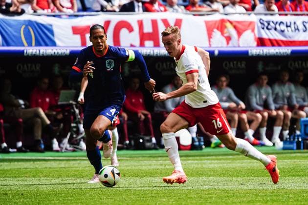 Virgil van Dijk (Niederlande, 04), Adam Buksa (Polen, 16) GER, Polen vs. Niederlande, Fussball Europameisterschaft, UEFA EURO, EM, Europameisterschaft,Fussball 2024, Spieltag 1, 16.06.2024 GER, Polen vs. Niederlande, Fussball Europameisterschaft, UEFA Euro 2024, Spieltag 1, 16.06.2024 Hamburg Copyright: xEibner-Pressefoto MarcelxvonxFehrnx EP_MFN
