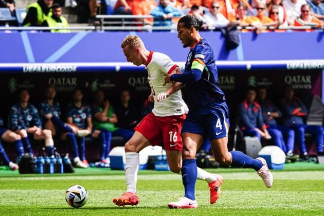 Virgil van Dijk (Niederlande, 04), Adam Buksa (Polen, 16) GER, Polen vs. Niederlande, Fussball Europameisterschaft, UEFA EURO, EM, Europameisterschaft,Fussball 2024, Spieltag 1, 16.06.2024 GER, Polen vs. Niederlande, Fussball Europameisterschaft, UEFA Euro 2024, Spieltag 1, 16.06.2024 Hamburg Copyright: xEibner-Pressefoto MarcelxvonxFehrnx EP_MFN