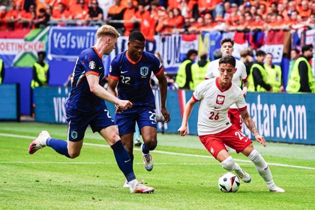 Jerdy Schouten (Niederlande, 24), Denzel Dumfries (Niederlande, 22), Kacper Urbanski (Polen, 26) GER, Polen vs. Niederlande, Fussball Europameisterschaft, UEFA EURO, EM, Europameisterschaft,Fussball 2024, Spieltag 1, 16.06.2024 GER, Polen vs. Niederlande, Fussball Europameisterschaft, UEFA Euro 2024, Spieltag 1, 16.06.2024 Hamburg Copyright: xEibner-Pressefoto MarcelxvonxFehrnx EP_MFN