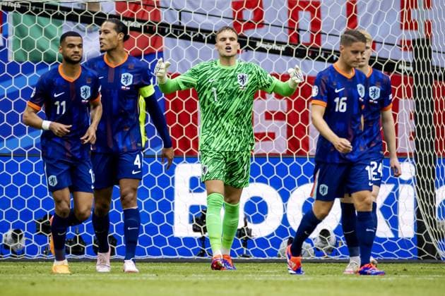 HAMBURG - Holland goalkeeper Bart Verbruggen reacts after Poland s goal during the UEFA EURO, EM, Europameisterschaft,Fussball 2024 group D match between Poland and the Netherlands at the Volksparkstadion on June 16, 2024 in Hamburg, Germany. ANP KOEN VAN WEEL UEFA EURO 2024 2024 xVIxANPxSportx xxANPxIVx 501233224 originalFilename: 501233224.jpg