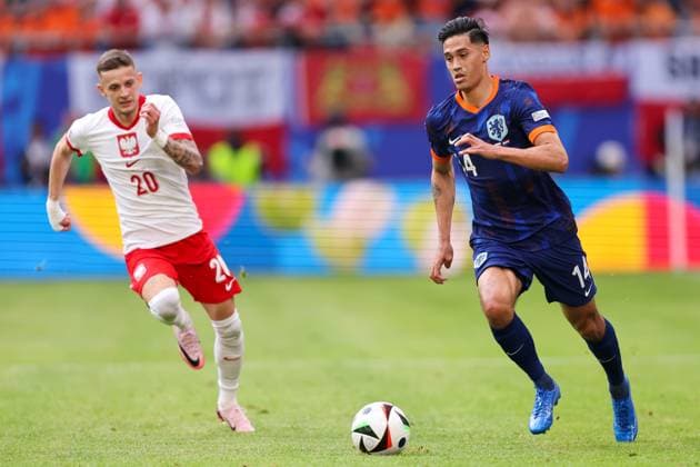 2024-06-16 Poland v Netherlands - Group D - UEFA EURO, EM, Europameisterschaft,Fussball 2024 HAMBURG, GERMANY - JUNE 16: Sebastian Szymanski of Poland and Tijjani Reijnders of the Netherlands during the Group D - UEFA EURO 2024 match between Poland and Netherlands at Volksparkstadion on June 16, 2024 in Hamburg, Germany. (Photo by Peter Lous BSR Agency) Hamburg Germany Content not available for redistribution in The Netherlands directly or indirectly through any third parties. Copyright: xBSRxAgencyx