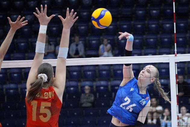 Volleyball, Frauen, CEV European Silver League, Finale, Finnland - Portugal Heini Ahtola (R) of Finland attacks against Julia Kavalenka of Portugal during the 2024 CEV Women s Volleyball European Silver League final match between Finland and Portugal in Tampere, Finland, on June 16, 2024. Tampere Finland LKFTVX20240616162017WIKO  Copyright: xKallexParkkinenx LKFTVX20240616162017WIKO