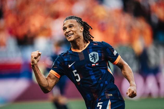 Fußball Herren UEFA-Fußball-Europameisterschaft 2024 Gruppe D Polen vs. Niederlande 16.06.2024 Nathan Ake ( 5, Niederlande) jubelt Hamburg Volksparkstadion Hamburg Deutschland