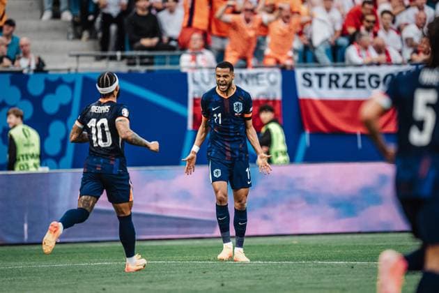 Fußball Herren UEFA-Fußball-Europameisterschaft 2024 Gruppe D Polen vs. Niederlande 16.06.2024 rechts Cody Gakpo ( 11, Niederlande) jubelt nach seinem Tor mit links Memphis Depay ( 10, Niederlande) Hamburg Volksparkstadion Hamburg Deutschland