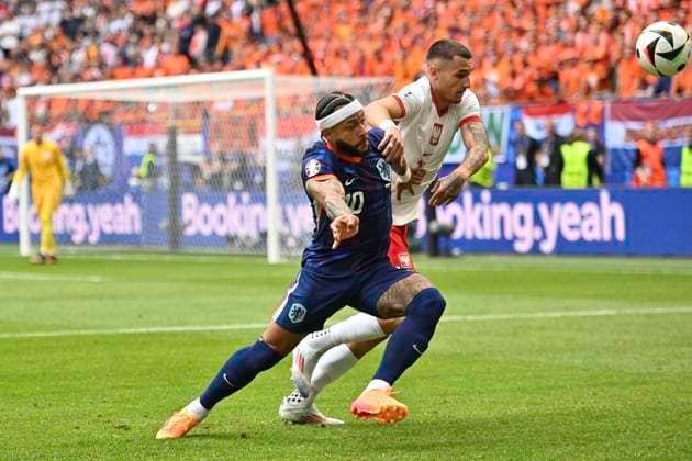 GER, Euro 2024, Group D, Polen (POL) vs Niederlande (NED) 16.06.2024, Volksparkstadion, GER, Euro 2024, Group D, Polen (POL) vs Niederlande (NED) im Bild Jakub Kiwior (POL 14) versucht sich gegen Memphis Depay (NED 10) durchzusetzen