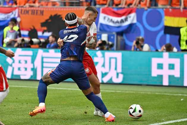 GER, Euro 2024, Group D, Polen (POL) vs Niederlande (NED) 16.06.2024, Volksparkstadion, GER, Euro 2024, Group D, Polen (POL) vs Niederlande (NED) im Bild Jakub Kiwior (POL 14) versucht sich gegen Memphis Depay (NED 10) durchzusetzen