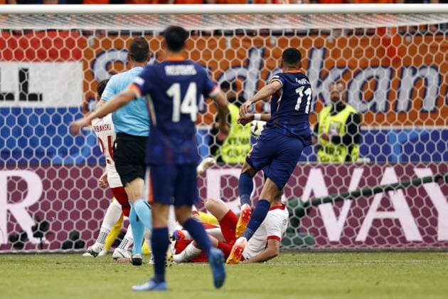 HAMBURG - Cody Gakpo of Holland scores the 1-1 during the UEFA EURO, EM, Europameisterschaft,Fussball 2024 group D match between Poland and the Netherlands at the Volksparkstadion on June 16, 2024 in Hamburg, Germany. ANP MAURICE VAN STEEN UEFA EURO 2024 2024 xVIxANPxSportx xxANPxIVx 501234190 originalFilename: 501234190.jpg