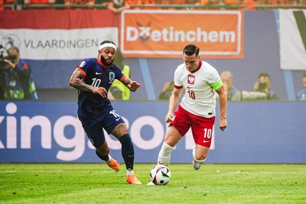 Memphis Depay (Niederlande, 10), Piotr Zielinski (Polen, 10) GER, Polen vs. Niederlande, Fussball Europameisterschaft, UEFA EURO, EM, Europameisterschaft,Fussball 2024, Spieltag 1, 16.06.2024 GER, Polen vs. Niederlande, Fussball Europameisterschaft, UEFA Euro 2024, Spieltag 1, 16.06.2024 Hamburg Copyright: xEibner-Pressefoto MarcelxvonxFehrnx EP_MFN
