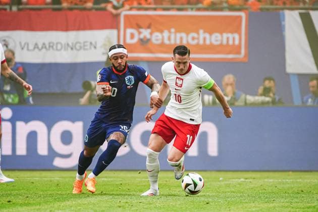 Memphis Depay (Niederlande, 10), Piotr Zielinski (Polen, 10) GER, Polen vs. Niederlande, Fussball Europameisterschaft, UEFA EURO, EM, Europameisterschaft,Fussball 2024, Spieltag 1, 16.06.2024 GER, Polen vs. Niederlande, Fussball Europameisterschaft, UEFA Euro 2024, Spieltag 1, 16.06.2024 Hamburg Copyright: xEibner-Pressefoto MarcelxvonxFehrnx EP_MFN