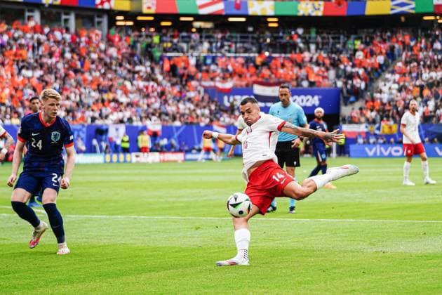 Torschuss Torchance Jakub Kiwior (Polen, 14) GER, Polen vs. Niederlande, Fussball Europameisterschaft, UEFA EURO, EM, Europameisterschaft,Fussball 2024, Spieltag 1, 16.06.2024 GER, Polen vs. Niederlande, Fussball Europameisterschaft, UEFA Euro 2024, Spieltag 1, 16.06.2024 Hamburg Copyright: xEibner-Pressefoto MarcelxvonxFehrnx EP_MFN